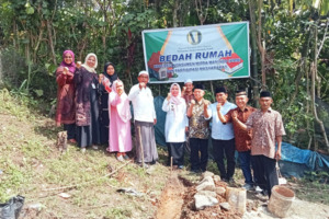 Peletakan Batu Pertama Bedah Rumah Anggota KMM di Desa Kayulaut