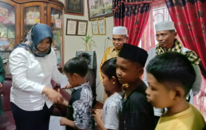 Santuni Yatim, Atika Ajak Rajin Solawat