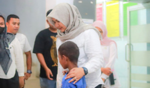 Cawabup Atika Bawa Warga Hutabargot Berobat, Pastikan Operasi Berlangsung