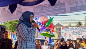 Atika Nyanyi di Acara Boby-Surya