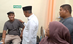 Saipullah-Atika Jenguk dan Bantu Korban Keracunan Asal Linggabayu