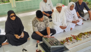 Raih Kemenangan, Cabup Saipullah Ziarahi Makam Keluarga