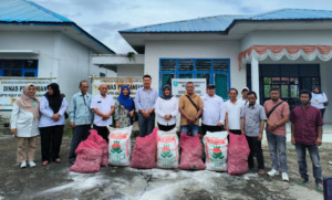 Tekan Inflasi Gubsu Salurkan Saprodi ke Petani