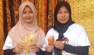 Peyek Udang Lumban Pasir di Semarak Buah dan UMKM Tambangan