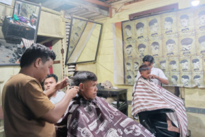 Jelang Lebaran Omset Tukang Pangkas Rambut di Panyabungan Meningkat