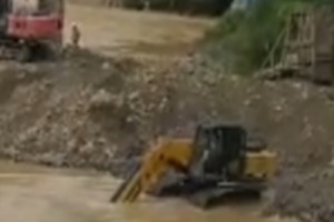 Alat Berat Pelaku Tambang Emas Ilegal di Ampung Siala Bebas Beroperasi Disungai Batang Natal