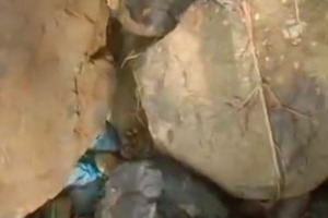 Warga Desa Lancat di Lingga Bayu Dikejutkan Penemuan Mayat Ditimpa Batu Besar