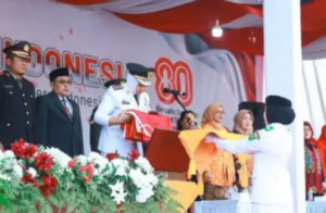 Atika Pimpin Upacara Penurunan Bendera HUT ke-80 RI