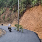Ada Tiang Listrik Milik PLN Ditengah Pembangunan Jalan bernilai 1,5 M di Desa Pagur