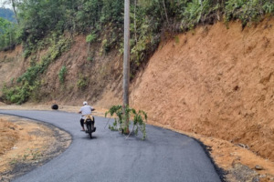 Ada Tiang Listrik Milik PLN Ditengah Pembangunan Jalan bernilai 1,5 M di Desa Pagur