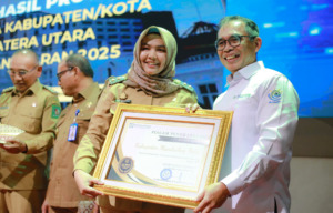 Madina Terima Penghargaan UHC