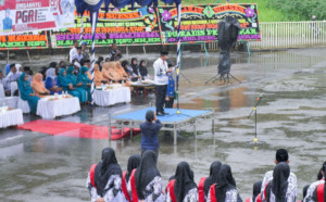 Diguyur Hujan, Bupati Madina Tetap Teguh Pimpin Upacara HGN