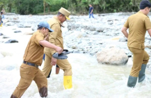 Bupati Madina Tempuh 7,2 Km Bawa Bantuan untuk Warga