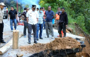 Sejumlah Titik Jalur Jembatan Merah-Muarasoma Rusak