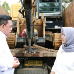 Madina Terima Satu Alat Berat dari PTPN 4 untuk Pemulihan Pasca Bencana