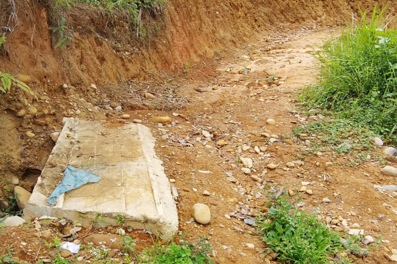 Jalan lingkungan yang dirusak desa tanpa ada pelepasan aset daerah ( ist )