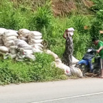 Ditakuti Akan Kena Sanksi, Warga Desa Jambur Baru Batangnatal Terpaksa Setor Material Batu dan Pasir untuk Bangun Jalan yang Dirusak Kades