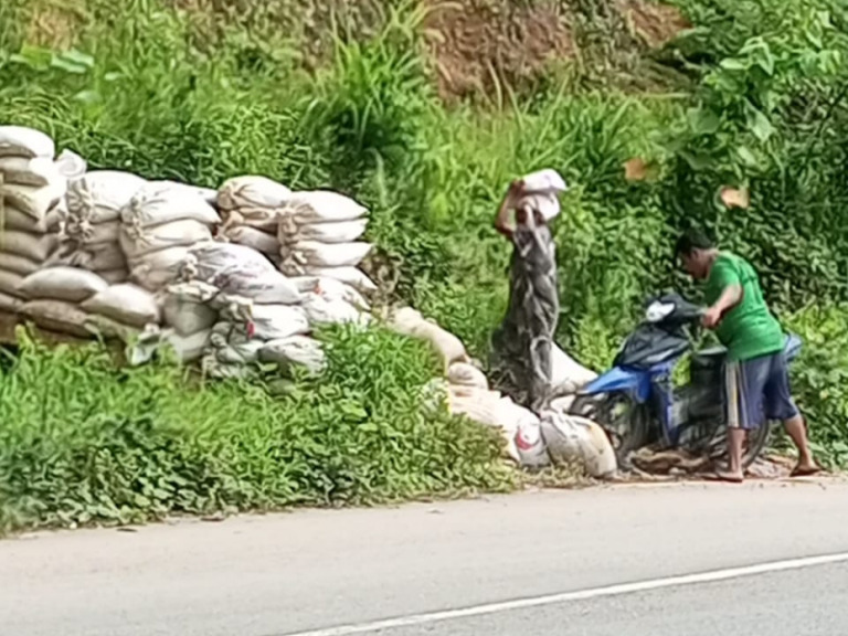 Ditakuti Akan Kena Sanksi, Warga Desa Jambur Baru Batangnatal Terpaksa Setor Material Batu dan Pasir untuk Bangun Jalan yang Dirusak Kades
