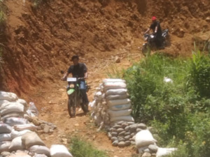 Mendadak, Polisi dan Perangkat Desa Kumpul Diduga Bahas Pengrusakan Aset Jalan di Desa Jambur Baru