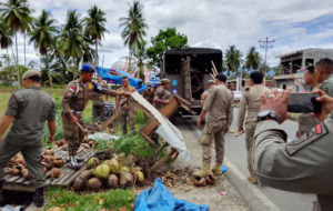 Lapak Pedagang Jajanan Sore Aek 8 Panyabungan Dibongkar