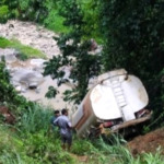 Badan Jalan Rusak, Satu Truk Masuk Jurang