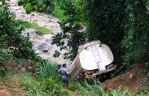 Badan Jalan Rusak, Satu Truk Masuk Jurang
