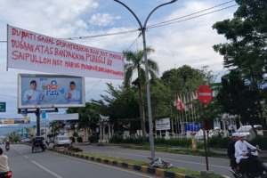 Spanduk Misterius Muncul Dijantung Kota Panyabungan. “Saipullah Nasution Harus Mundur Dari Jabatannya”