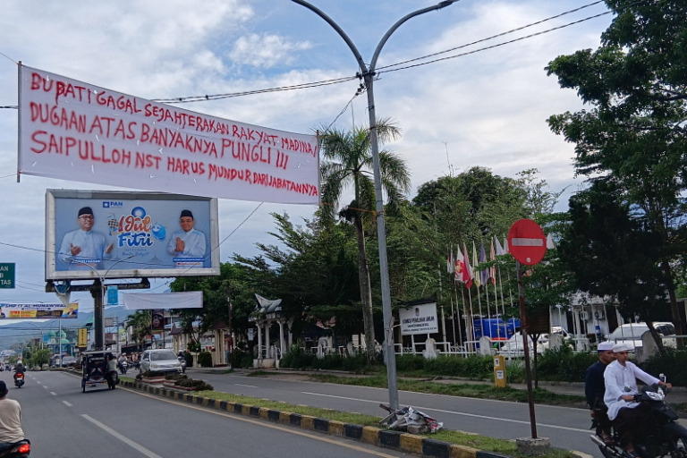 Spanduk Misterius Muncul Dijantung Kota Panyabungan. “Saipullah Nasution Harus Mundur Dari Jabatannya”