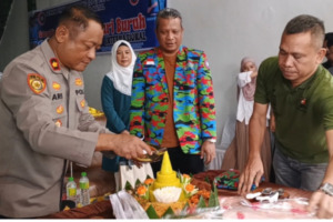Tanpa Demo Bakar Ban, May Day di Madina Potong Tumpeng Bareng Polisi