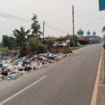 Memalukan! Tumpukan Sampah Menggunung di Jalan Protokol Kota Panyabungan