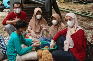 Mitigasi Iklim Pesisir, Komunitas PINARA Ajak Warga Ubah Limbah Sabut Jadi Cocopeat