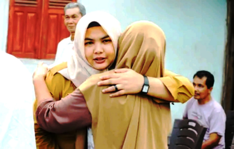 Atika Serahkan Bantuan Pemkab Kepada Korban Kebakaran di Panyabungan Tonga