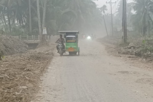 Kontraktor Rehab Jalan Adian Jior-Hutabargot Abaikan K3 Penyiraman Air Secara Berkala. Akibatnya Jalanan Dipenuhi Debu