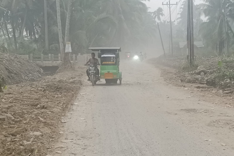 Kontraktor Rehab Jalan Adian Jior-Hutabargot Abaikan K3 Penyiraman Air Secara Berkala. Akibatnya Jalanan Dipenuhi Debu