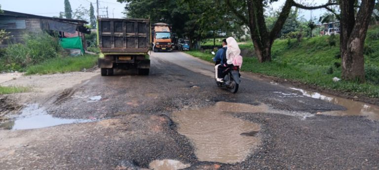 Dinas PUPR Madina Segera Tangani Ruas Jalan Lintas Timur yang Rusak